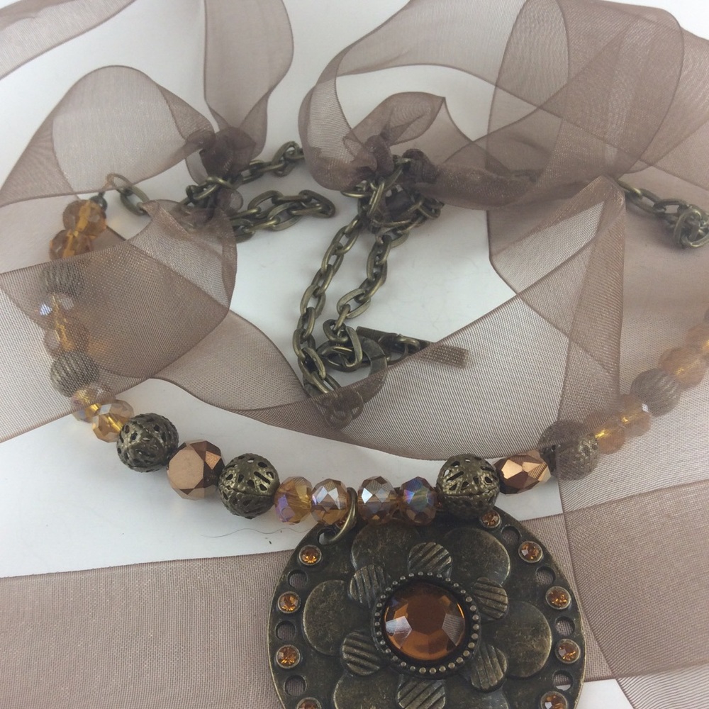 Pendant necklace with chiffon ribbon